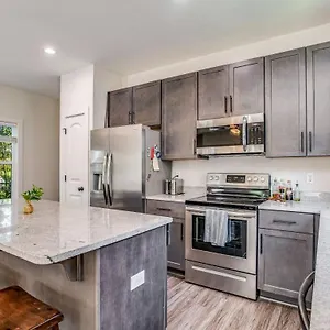 Holiday home Flow Bungalow-mins To Downtown-dining-base, Pensacola